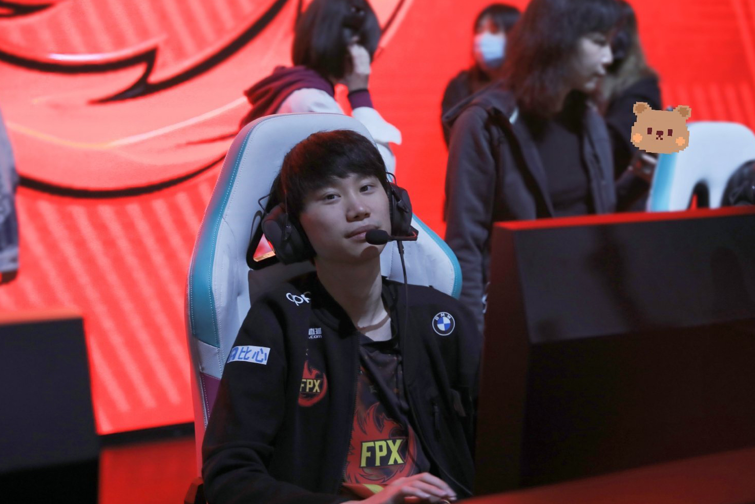 AYX-Doinb回归赛场，出色防守首场状态亮眼，瑞士队观众沸腾！的简单介绍